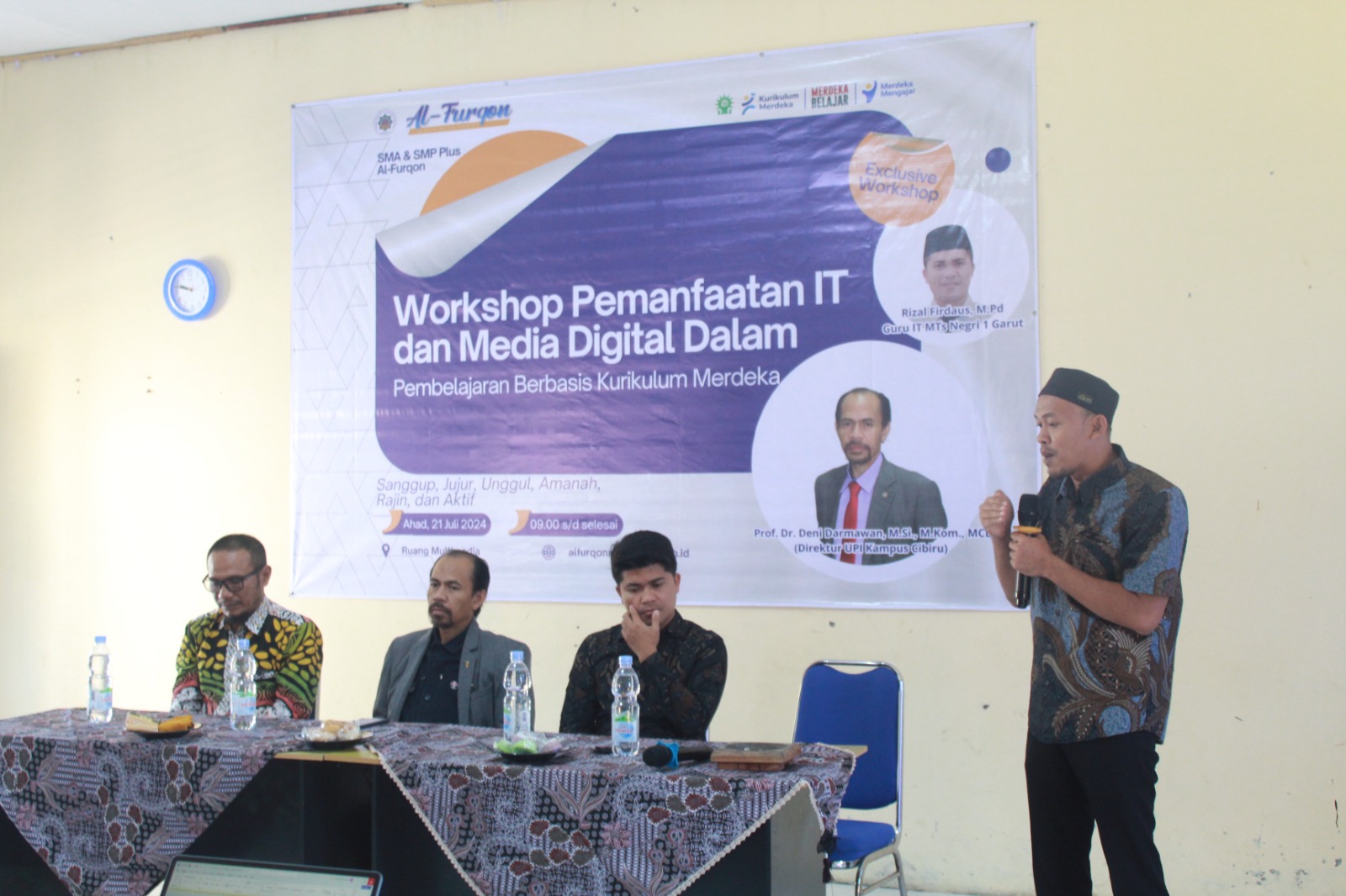 Ust. Dasam sambutan workshop it Pondok Pesantren Al-Furqon Muhammadiyah Boarding School (MBS) Cibiuk Garut