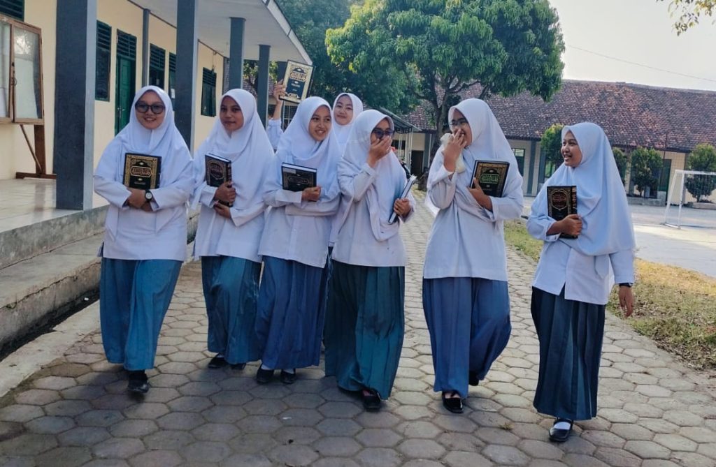 "Pondok Pesantren Al-Furqon Muhammadiyah Boarding School (MBS) Cibiuk Garut - Para santri sedang mempelajari kitab kuning dan mendalami ilmu-ilmu keislaman seperti nahwu, shorof, balaghah, fiqih, tafsir, dan akhlak sebagai bagian dari program unggulan pendidikan di pesantren."