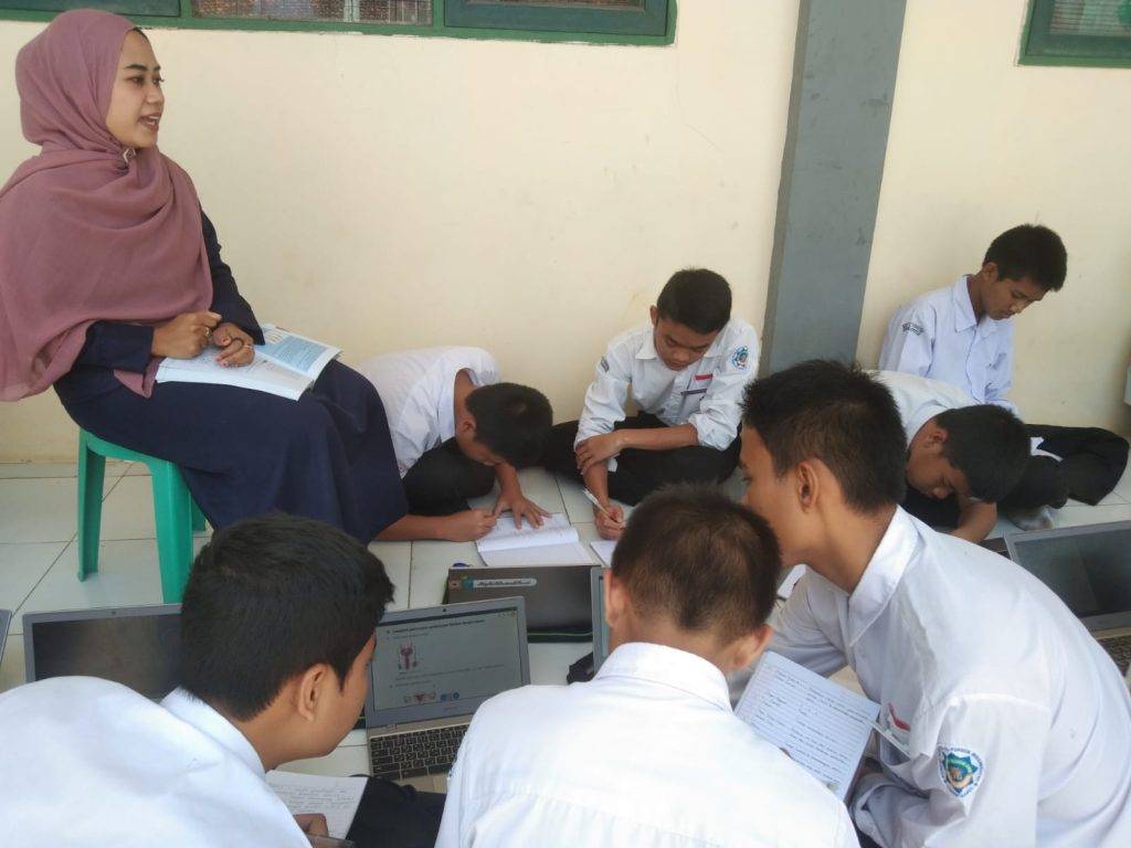 Santri Pondok Pesantren Al-Furqon MBS Cibiuk Garut sedang menggunakan Chromebook dalam pembelajaran Biologi.