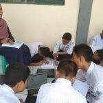 Santri Pondok Pesantren Al-Furqon MBS Cibiuk Garut sedang menggunakan Chromebook dalam pembelajaran Biologi.