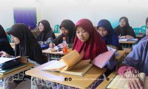 Santri Pondok Pesantren Al-Furqon MBS Cibiuk Garut sedang mempelajari kitab kuning. Kitab kuning merupakan karya klasik dalam tradisi pesantren yang mengandung banyak ilmu agama dan filsafat.