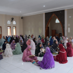 Pondok Pesantren Al-Furqon Muhammadiyah Boarding School (MBS) Cibiuk Garut - Santri sedang mendengarkan ustadz di halaman pesantren, belajar tentang pentingnya iman dan hubungannya dengan kebahagiaan.