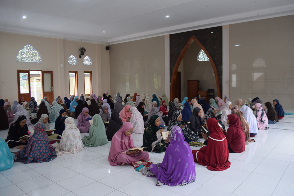 Pondok Pesantren Al-Furqon Muhammadiyah Boarding School (MBS) Cibiuk Garut - Santri sedang mendengarkan ustadz di halaman pesantren, belajar tentang pentingnya iman dan hubungannya dengan kebahagiaan.