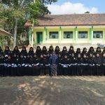 foto bersama santri dan ustadzah Pondok Pesantren Al-Furqon Muhammadiyah Boarding School (MBS) Cibiuk Garut