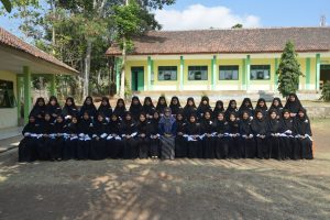 foto bersama santri dan ustadzah Pondok Pesantren Al-Furqon Muhammadiyah Boarding School (MBS) Cibiuk Garut