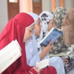 Pondok Pesantren Al-Furqon Muhammadiyah Boarding School (MBS) Cibiuk Garut - Suasana santri sedang belajar dengan tekun di pesantren, menuntut ilmu agama dan umum sebagai bagian dari jihad mencari ilmu untuk masa depan yang lebih cerah.