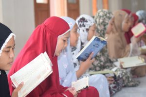 Pondok Pesantren Al-Furqon Muhammadiyah Boarding School (MBS) Cibiuk Garut - Suasana santri sedang belajar dengan tekun di pesantren, menuntut ilmu agama dan umum sebagai bagian dari jihad mencari ilmu untuk masa depan yang lebih cerah.