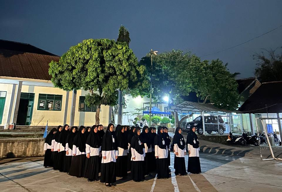 santri mengikuti pelatihan kepemimpinan di pesantren, kegiatan upgrading organisasi santri, calon pengurus santri sedang belajar, pelatihan santri kelas 5 Al-Furqon Muhammadiyah Cibiuk, santri belajar kepemimpinan Islami, pembinaan karakter santri di pesantren, suasana pelatihan organisasi santri